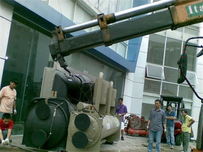 平舆县随车吊和汽车吊的核心区别是什么？哪种更省钱？