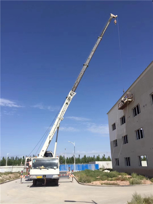 平舆县“轻装强干”—— 吊车的 “轻量化臂架” 技术