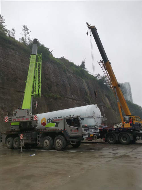 平舆县“不怕风雨冻”—— 吊车的 “恶劣环境适应” 技术